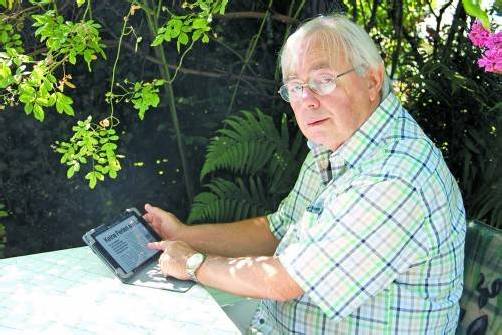 Die VN sind immer mit dabei: Helmut Höfle liest die VN im Schatten seines Hocks im Garten. Foto: VN/BEM