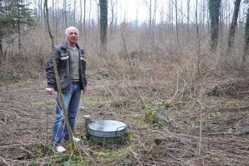 Diesen Brunnen wollte die Wassergenossenschaft anzapfen. Jetzt wird ein paar Meter weiter ein neuer gegraben. Foto: HE