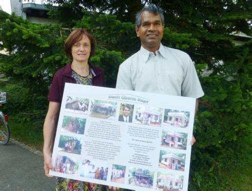 Doris Nicolussi und Pfarrer Georg Thaniyath engagieren sich für „Dach überm Kopf“. Foto: tf