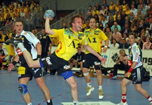 Ein Bild aus dem Jahr 2005, als „Iceman“ Dagur Sigurdsson noch als Spielertrainer für HB Bregenz auf Torejagd ging. Heute kehrt der Ex-Spielmacher als Coach der Füchse Berlin nach Bregenz zurück. Foto: stiplovsek