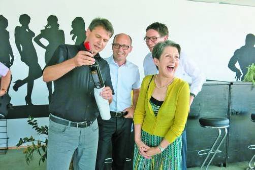 Ein herzhafter Lacher: Lustenaus Bürgermeister Fischer überreicht Nationalratspräsidentin Prammer einen Absinth namens „Rote Fee“. Privat