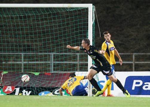 Erster Jubel von Hannes Aigner, der in der Nachspielzeit der ersten Halbzeit für den dritten Altacher Treffer sorgte. Foto: gepa