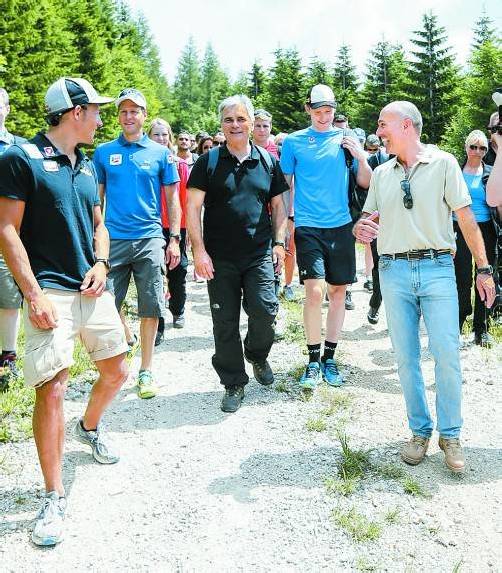 Faymann (r.) bei einer Wanderung mit Sportlern. Foto: APA