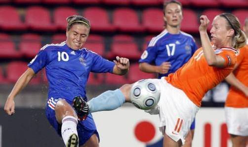 Frankreichs Topspielerin Camille Abily (links) will mit der Equipe Tricolore den EM-Titel holen. Foto: ap