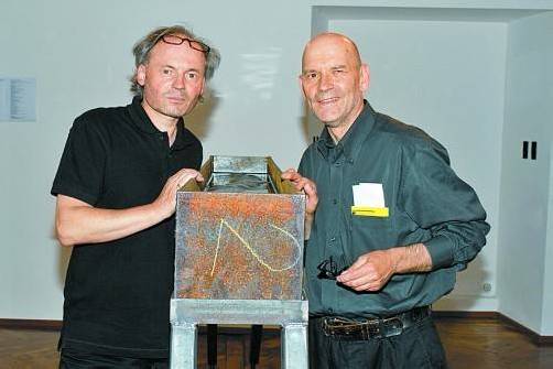 Galerist Werner Marxx Bosch (l.) mit Künstler Christoph Lissy und seinem Kunstwerk „Ventrikeleinbruch“. Fotos: FRANC