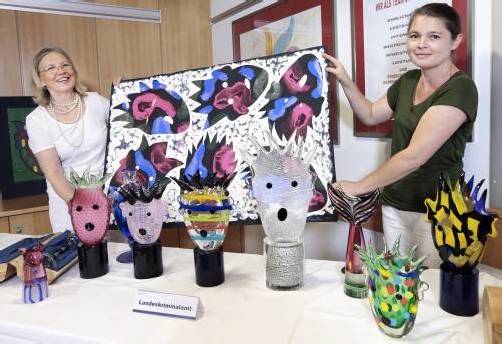 Galeristin Judith Walker und ihre Tochter Carolin mit den sichergestellten Kunstwerken von Kiki Kogelnik. Foto: APA