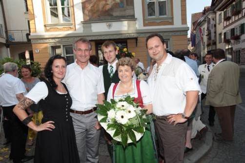 Gastgeber mit Ehrengast: Stefanie Stumpe (l.) sowie Bürgermeister Markus Linhart mit Hubert jun., Andrea Kinz und Sven Gabriel. Fotos: AME