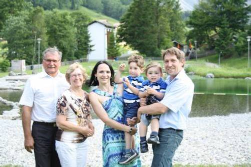 Gastgeberfamilie: Walter (l.) mit Myrna, Andrea, Laurence sowie Simeon und Markus Deutsch. Fotos: FRANC