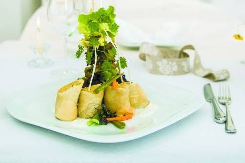 Gelingt leicht: Falafel im Frühlingsrollenteig mit Blattsalat. FotoS: philipp steurer