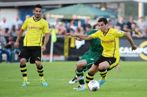 Götze-Ersatz Henrich Mchitarjan (rechts) zeigte bei einigen Aktionen seine Klasse. Ilkay Gündogan beobachtet den BVB-Neuzugang.