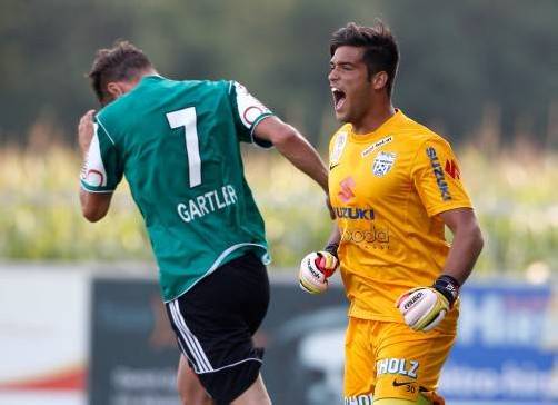 Grödigs Kevin Fend (im Bild rechts mit Rieds Rene Gartler) gelang ein toller Einstand in der Bundesliga. Fotos: gepa/3