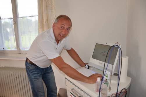 Helmut Elmenreich behandelt seine Klienten mit viel Wissen und Hightech-Apparaten. Foto : VN/Scalet