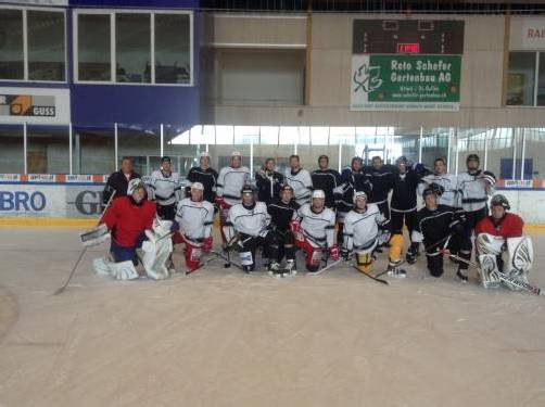 Herburger, Schlumpf, Kostner und Co.: Beim Eishockeycamp in Romanshorn waren Teamspieler aus drei Nationen dabei. Foto: privat