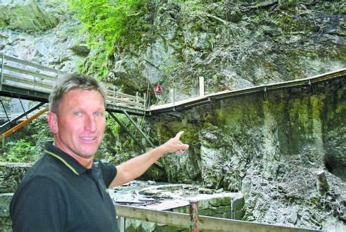 Hermann Wirth: „Noch fehlen die Geländer, aber ab Mittwoch ist der neue Steig begehbar.“ Foto: VN/Hagen