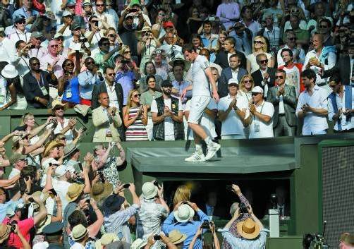 Huldigung für Andy Murray, der nach seinem Triumph auf dem Wimbledon-Rasen fürstlich entlohnt wurde: er kassierte 1,87 Mill. Euro für den Finalsieg gegen Novak Djokovic. Foto: ap