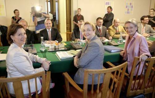 Im Gespräch mit Gewerkschaftsvertretern: Ministerinnen Gabriele Heinisch-Hosek (l.), Maria Fekter und Claudia Schmied. Foto: APA