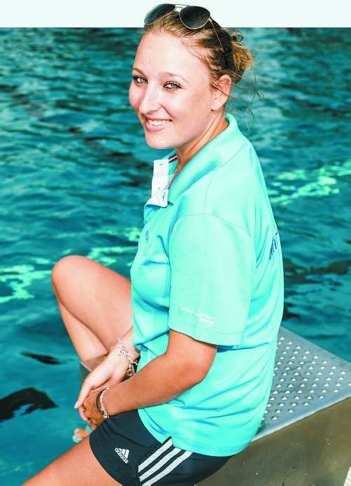 Im Sommer im Schwimmbad, im Winter im Skigebiet: So sieht das berufliche Leben von Bianca Kirasitsch aus. Foto: VN/Steurer