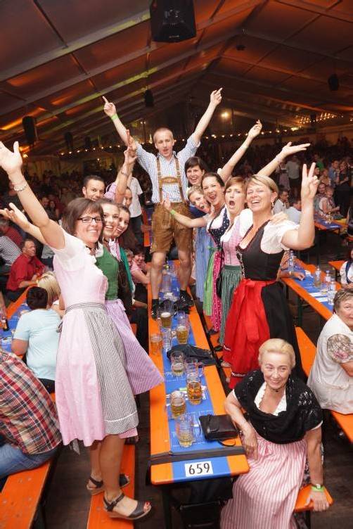 Im vollen Festsaal kochte die Partystimmung unter den Festgästen – da konnte fast niemand mehr ruhig sitzen bleiben. Fotos: l. berchtold
