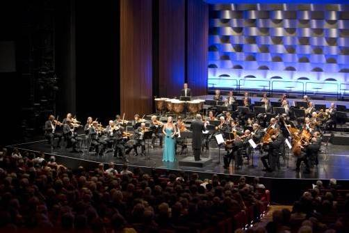 Im zweiten Orchesterkonzert der Wiener Symphoniker stehen Weinbergs fünfte Symphonie sowie Beethovens neunte Symphonie im Mittelpunkt. foto: mathis/bregenzer festspiele 2012