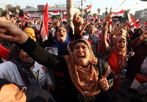 In Kairo haben am Sonntagabend erneut Zehntausende Anhänger wie auch Gegner des gestürzten Präsidenten Mohammed Mursi demonstriert.