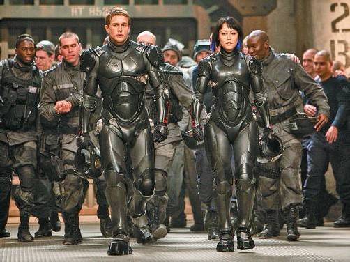 In „Pacific Rim“ wird die Erde von außerirdischen Monstern attackiert. Die Menschheit hat dafür ein potentes Gegenmittel entwickelt. Warner Bros