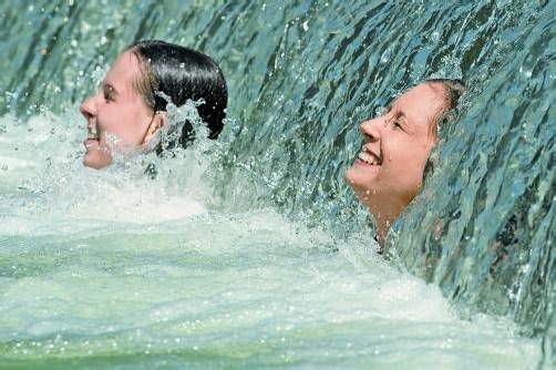 Johanna und Lisa genießen die Naturdusche in der Dornbirnerach. Foto: stiplovsek