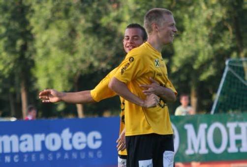 Jubel bei Altach-Torschütze Julian Erhart (rechts) und Felipe Dorta. Foto: knobel