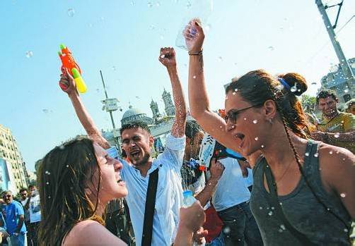 Jugendliche demonstrieren in der Türkei für ihre Freiheiten und Errungenschaften, die sie nicht aufgeben wollen. Foto: Reuters