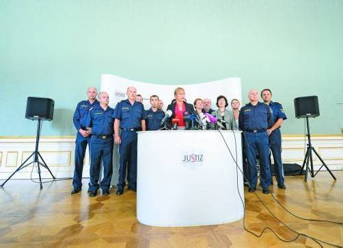 Justizministerin Beatrix Karl gestern auf einer Pressekonferenz mit den Chefs der Strafvollzugsanstalten mit einer eigenen Jugendabteilung. Foto: APA