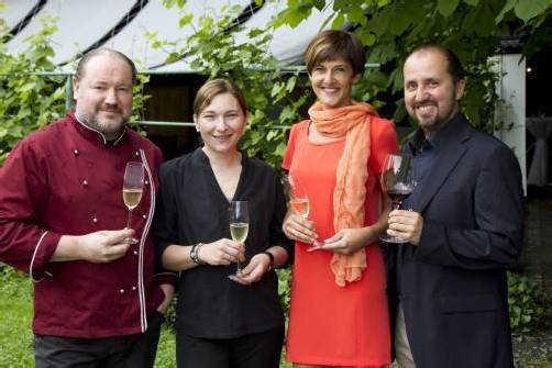 Luden zum Gourmet-Marathon: Spitzenkoch Martin Grießer mit Georgina und Weinexperten Beate und Manuel Espinoza-Mayr. Fotos: Franc