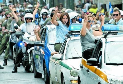 Massenentlassungen im Sparpaket: Griechische Polizisten gingen gestern auf die Straße, um gegen Kürzungen zu protestieren. Foto: AP