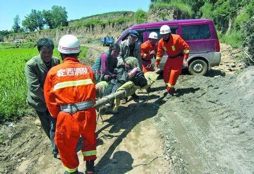 Mehrere Hundert Menschen wurden durch die Erdstöße schwer verletzt. Fotos: Reuters