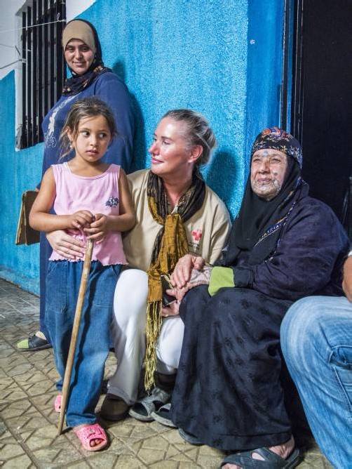 Mit Landesrettungskommandant Werner Meisinger besuchten wir Flüchtlingsfamilien an der syrisch-libanesischen Grenze im Wadi Khaled. Sie haben nichts mehr, auch keine Perspektive. Rechts: Cedra mit Oma. Fotos: MK