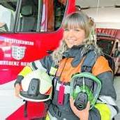 Die Frau geht durch’s Feuer