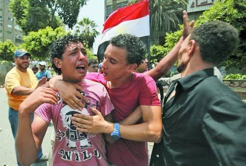 Mitglieder der Muslimbruderschaft: Nach dem Angriff auf Mursi-Anhänger droht Ägypten ins Chaos abzugleiten. Foto: Reuters