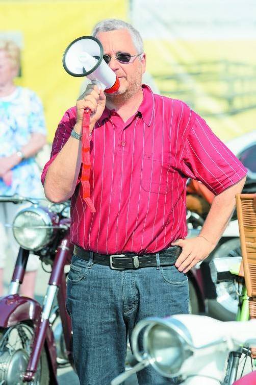 Nach dem Lauf gegen die Armut engagierte sich Hans-Peter Schuler mit der Oldtimer-Benefizfahrt für „Ma hilft“. Foto: stiplovsek