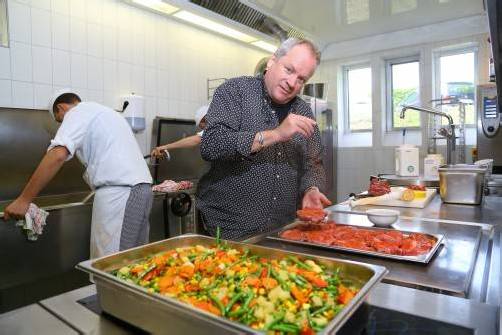 Nach der Lehre machte Dieter Koschina Karriere in der Spitzengastronomie. Seine Berufsschule in Lochau besucht er regelmäßig. Foto: VN/Hofmeister