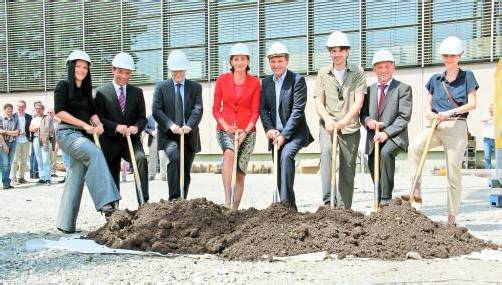 Nach drei Jahren Planung wurde gestern zum Spatenstich der Erweiterung und Sanierung der HAK Lustenau geladen. Foto: VN/BEM