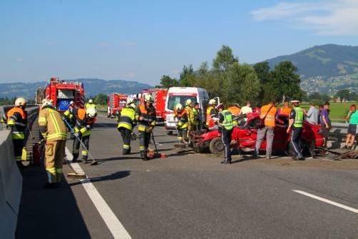 Nach einem Ausweichmanöver war der vollbesetzte Wagen auf Höhe Hohenems in die Leitschiene gekracht. Foto: vol.at/pletsch