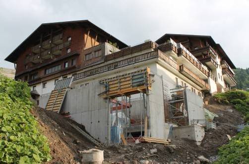 Neue Biomasseanlage für „Warther Hof“ wird errichtet: Ab nächster Wintersaison sollen jährlich 180.000 Liter Heizöl ersetzt werden. Foto: stp