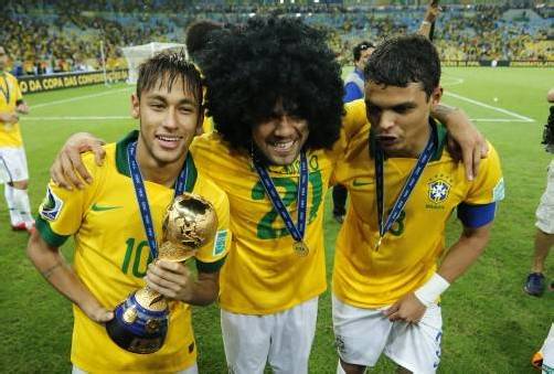 Neymar (l.), Spieler des Turniers, mit der Confed-Sieger-Trophäe und Marcelo (mit Perücke) sowie Thiago Silva. Fotos: Reuters/2, ap