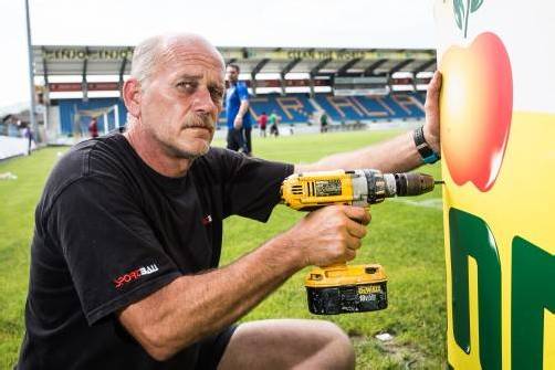 Noch einmal letzte Hand anlegen, dann hat Hubert Bösch die Vorbereitungen abgeschlossen. Foto: vn/Steurer