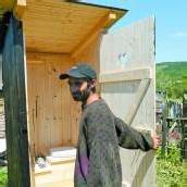 Toiletten für verarmte Roma-Familien gebaut