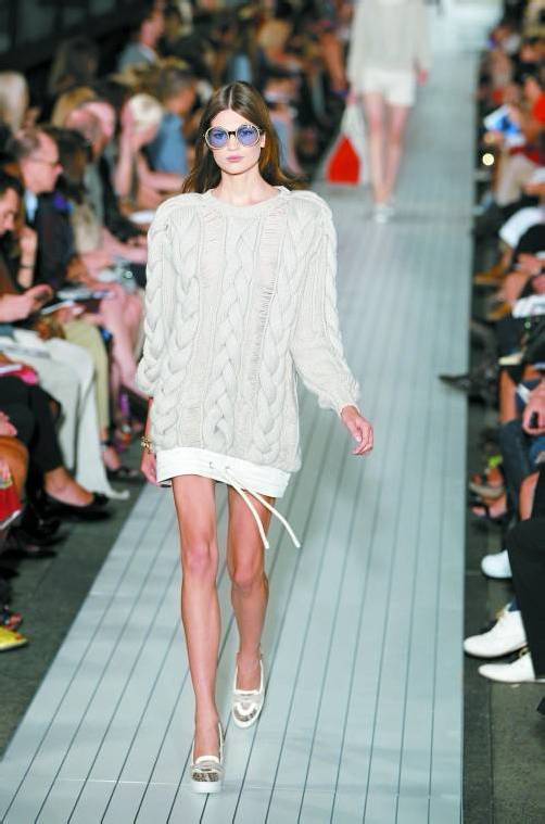 Ob Strickkleider mit Oversize-Zopfmuster oder Cardigans über der Bademode – die Designer von Tommy Hilfiger lieben Sommerstrick. Foto: AP