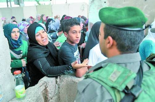 Palästinenser an einem israelischen Checkpoint: Die Vorbereitungen auf den Tag X, also NATO-Angriffe auf Syrien, laufen auf Hochtouren. Foto: EPA