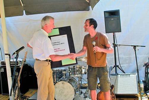 Preisverleihung unter freiem Himmel: Bürgermeister Wilfried Berchtold gratuliert dem Poolbar-Macher Herwig Bauer. Foto: Stadt Feldkirch