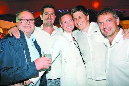 Raimund Mennel, Christoph Diem, Barbara und Thomas Ölz mit Gastgeber Alexander Egger (v. l.).