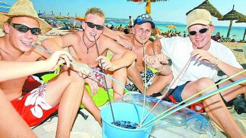Saufende Touristen und Unmengen an Sangria in Kübeln: Dieses Bild soll – zumindest auf Mallorca – bald der Vergangenheit angehören. Foto: DPA