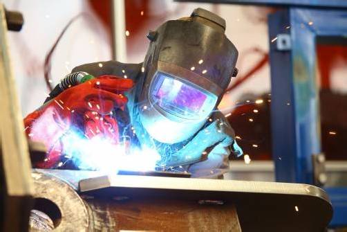 Die Metallindustrie und der Maschinenbau suchen in den nächsten Monaten neue Fachkräfte.