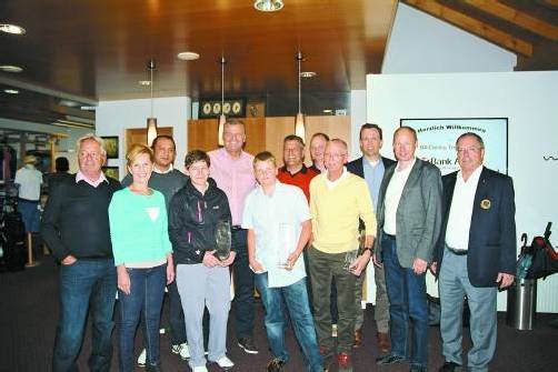 Siegerfoto mit Jochen Scherer, Gabriela Horvath (Bank Austria), Chris Düringer, Beate Ganahl, Günter Rupp (Bank Austria), Thomas Karg, Markus Huber, Johannes Böhler (Bank Austria), Fridolin Besserer, Peter Scherbaum (Schoeller Bank), Hans Winter (Bank Austria), Präsident Manfred Tschol. Foto: ks